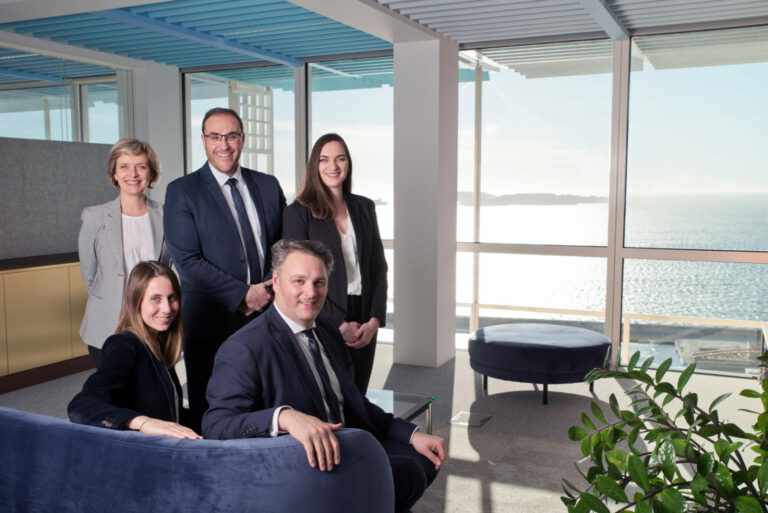 portrait corporate groupe marseille 5 homme femme cadre entreprise tenue professionnelle assis sur canape et debout sur fond de bureau vue mer cadre plan moyen
