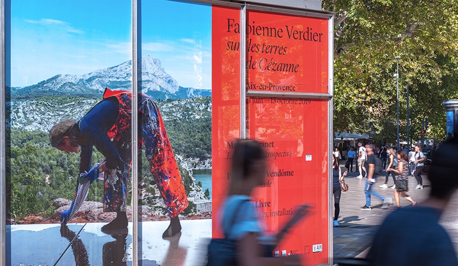 reportage photo metier dans rue aix-en-provence fabienne-verdier-affiche-exposition-peinture--sur-les-terres-de-cezanne